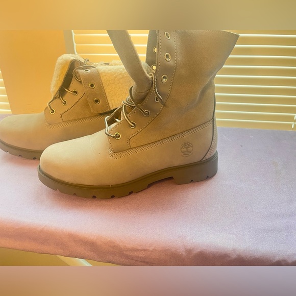 Women’s Grey Waterproof Faux Fur Timberland’s size 8.5 - Like new - Picture 2 of 7